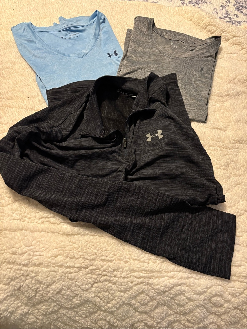 Under Armour Women’s Trio Bundle. 2 short sleeve Tee’s and 1-long sleeve - Picture 7 of 7